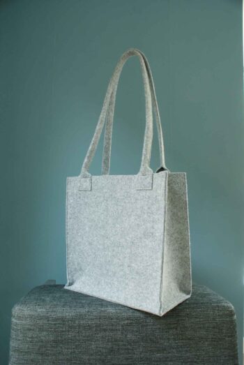 Shopper Soft Gray Vilt zacht grijze kleur afwerking subtiel veertje Goudenlaantje 1