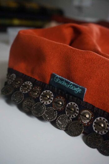Sjaal Annabel Rood Bruin Oranje stof kleur afgewerkt zwart band sierlijke muntjes Goudenlaantje 2
