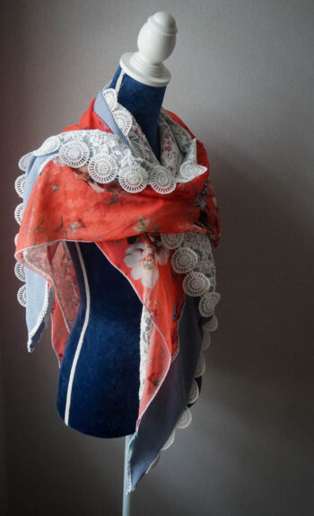 Sjaal Vintage Kant Rood blauw stof afgewerkt band rond kant Goudenlaantje