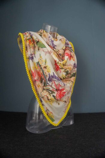 Sjaal Wilde Bloemen Print Witte stof geribt ribbel stof bloemen opdruk afwerking gele band Goudenlaantje 3