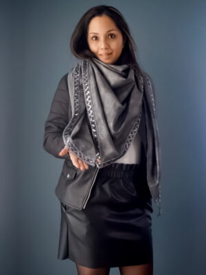 Sjaal Zara zilver grijs stof afwerking donker blauw zilveren palletjes Goudenlaantje-5