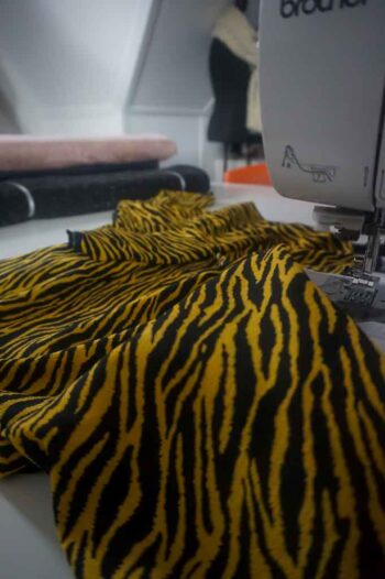 Sjaal Zebra print Geel Zwarte sierlijke strepen dubbele stof afwerking zwart band zilver lijntje Goudenlaantje 2