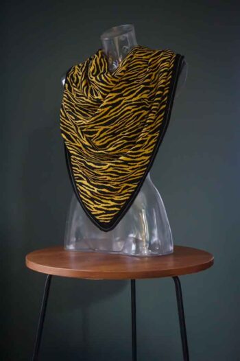 Sjaal Zebra print Geel Zwarte sierlijke strepen dubbele stof afwerking zwart band zilver lijntje Goudenlaantje 4