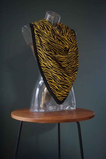 Sjaal Zebra print Geel Zwarte sierlijke strepen dubbele stof afwerking zwart band zilver lijntje Goudenlaantje 3