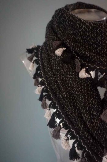 Sjaal Yara handgemaakt gemeleerd stof zwart grijs afwerking kwastjes donkere tinten wolmix