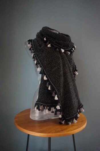Sjaal Yara handgemaakt gemeleerd stof zwart grijs afwerking kwastjes donkere tinten wolmix 4