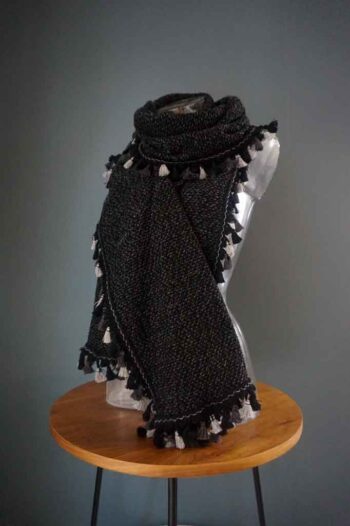 Sjaal Yara handgemaakt gemeleerd stof zwart grijs afwerking kwastjes donkere tinten wolmix 3