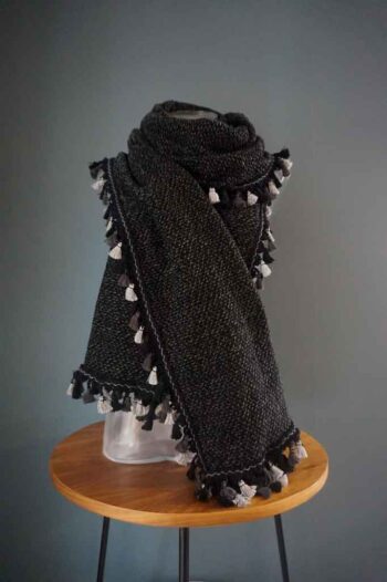 Sjaal Yara handgemaakt gemeleerd stof zwart grijs afwerking kwastjes donkere tinten wolmix 2