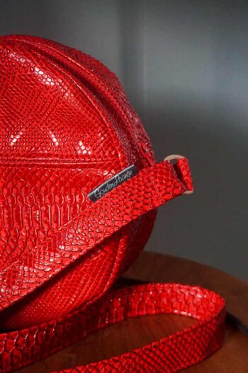 Schoudertas Ruby luxe rood kunstleer voering rood vilt ritssluiting boven en voorvak Goudenlaantje exclusief creatief3