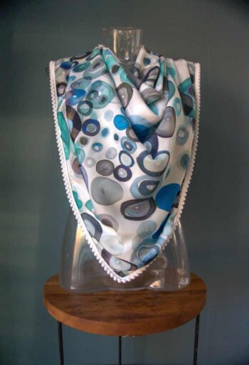 sjaal lily satijn polyester stof blauwe vlekken patroon afwerking creme bolletjes band Goudenlaantje