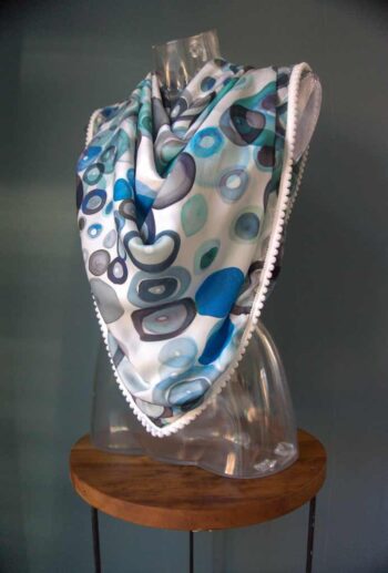 sjaal lily satijn polyester stof blauwe vlekken patroon afwerking creme bolletjes band Goudenlaantje1