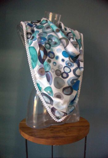 sjaal lily satijn polyester stof blauwe vlekken patroon afwerking creme bolletjes band Goudenlaantje2
