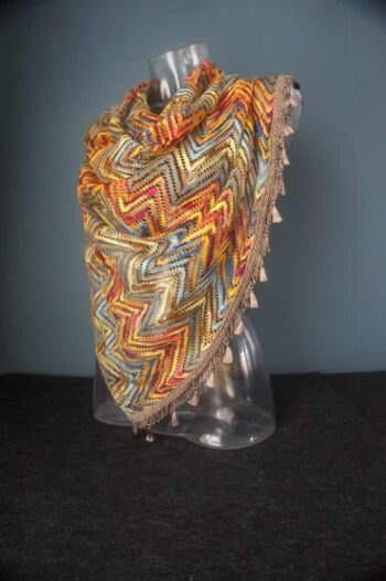 sjaal philou enkel stof zigzag patroon warme kleuren geel rood bruin blauw afwerking bruin kwastjes band driehoek sjaal Goudenlaantje1