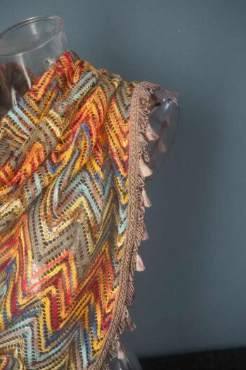 sjaal philou enkel stof zigzag patroon warme kleuren geel rood bruin blauw afwerking bruin kwastjes band driehoek sjaal Goudenlaantje3