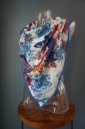sjaal nilah digitale bloemenprint basiskleur blauw wit afwerking subtiel blauw bolletjes band Goudenlaantje1