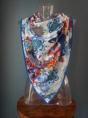 sjaal nilah digitale bloemenprint basiskleur blauw wit afwerking subtiel blauw bolletjes band Goudenlaantje2